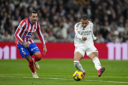 Giménez y Mbappé, en el derbi Real Madrid - Atlético.