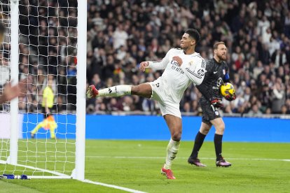 Jude Bellingham golpea el poste en el derbi Real Madrid - Atlético.