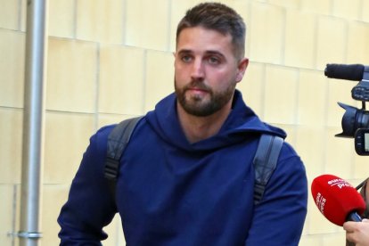 David Rodríguez llega al aeropuerto de Sevilla procedente de Las Palmas de Gran Canarias.