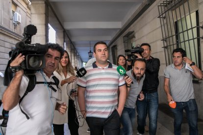Archivo - José Ángel Prenda miembro de 'La Manada' saliendo de los juzgados de Sevilla.