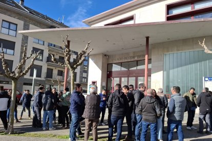 Concentración de protesta contra la falta de personal técnico en las OCAs llevada a cabo este viernes frente al Palacio de Congresos de Boltaña (Huesca).