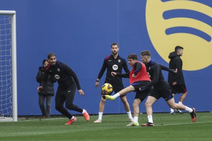 Los jugadores del Barcelona, durante un entrenamiento.