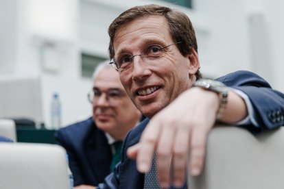 El alcalde de Madrid, José Luis Martínez Almeida, durante una sesión ordinaria del Pleno municipal, en el Palacio de Cibeles, a 25 de febrero de 2025, en Madrid (España).