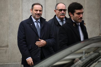 El ex ministro de Transportes José Luis Ábalos (1i) sale de declarar al Tribunal Supremo, a 20 de febrero de 2025, en Madrid (España). Ábalos está citado para que declare como imputado en el Tribunal Supremo (TS) por la presunta adjudicación de contratos.