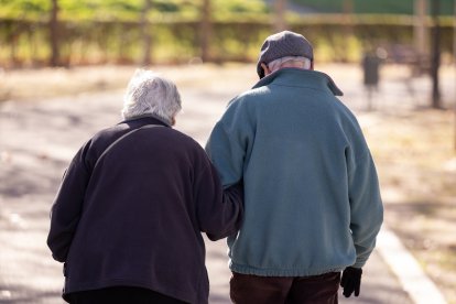 Archivo - Dos personas mayores caminan por Madrid.