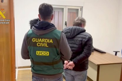 Imagen facilitada por la Guardia Civil de la detención del prófugo perteneciente al 'Clan de los Hilarios'.