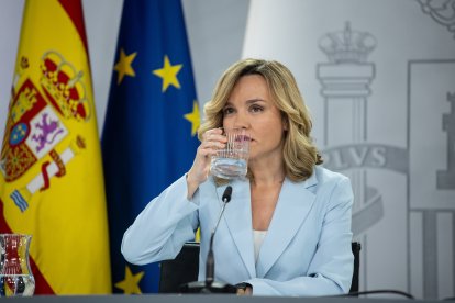 Pilar Alegría, de los nervios: pillada con Ábalos el día de la furgoneta de  señoritas en el parador de Teruel