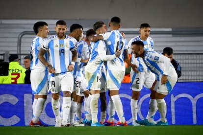 Los jugadores de Argentina celebran un gol.