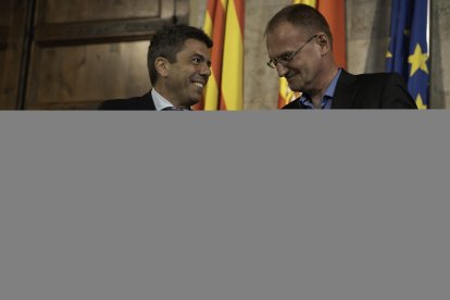 El president de la Generalitat, Carlos Mazón (i), y el CEO de PowerCo, Andreas Rottmann (d), firman la autorización ambiental integrada para la gigafactoría de celdas de baterías de PowerCo.