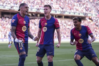 Los jugadores del Barcelona celebran un gol de Raphinha.