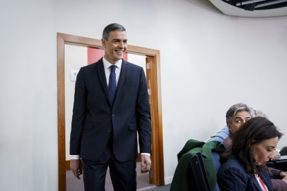 El presidente del Gobierno, Pedro Sánchez, a su llegada para comparecer en el Palacio de la Moncloa, a 22 de abril de 2025, en Madrid (España). El presidente del Gobierno ha anunciado el incremento del gasto en Defensa comprometido con la OTAN para llegar.
