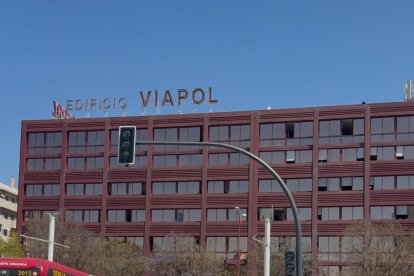 Imagen de este lunes del tranvía en Sevilla detenido impidiendo el tráfico rodado tras el apagón.