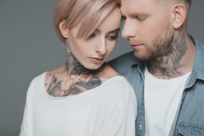 Pareja con tatuajes