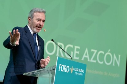 El presidente del Gobierno de Aragón, Jorge Azcón, durante su intervención en el primer Foro Caja Rural de Aragón.