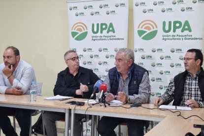 El secretario general de Agricultura de UPA, Ignacio Huertas (segundo por la izq), junto al secretario regional de UPA, Aurelio Gonzále (tercero por izq), en rueda de prensa en Valladolid.