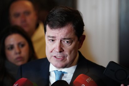 El presidente de la Junta de Castilla y León, Alfonso Fernández Mañueco, atiende a los medios de comunicación durante el acto de apertura de veneración pública del cuerpo de Santa Teresa de Jesús, en el Convento Padres Carmelitas Descalzos, a 11 de mayo d.