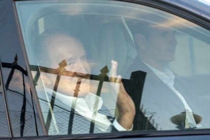 Lío en Casa Real: Julio Iglesias compra la mansión gallega para el Rey  Emérito