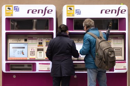 Archivo - Varias personas compran billetes en una máquina de venta de billetes, en la estación de Chamartín, a 29 de enero de 2025.