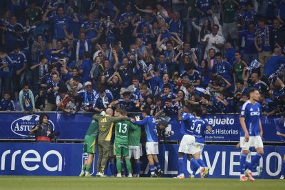 Los jugadores del Oviedo celebran un gol ante el Mirandés.
