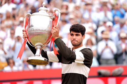 Carlos Alcaraz, con el trofeo de Quuen's.
