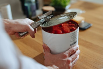 Conservar el contenido en la misma lata abierta, como en la imagen, es un error común que puede afectar la calidad del alimento.