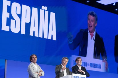 José María Aznar, Alberto Núñez Feijóo y Mariano Rajoy durante el XXI Congreso Nacional del Partido Popular.