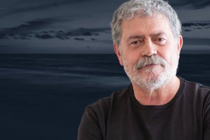 Retrato del psicólogo Walter Riso con expresión reflexiva, frente a un fondo oscuro de mar y cielo nublado.