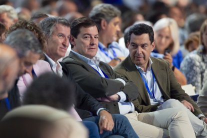 El presidente del PP, Alberto Núñez Feijóo, el presidente de la Junta de Castilla y León, Alfonso Fernández Mañueco, y el presidente de la Junta de Andalucía, Juanma Moreno, durante la segunda jornada del XXI Congreso Nacional del Partido Popular, a 5 de julio de 2025, en Madrid (España). Con el lema ‘Toma partido por España’, XXI Congreso del PP, celebrado en Madrid del 4 al 6 de julio de 2025, busca reforzar el liderazgo de Alberto Núñez Feijóo, único candidato a la Presidencia del PP, renovar la dirección y la estrategia del partido, aprobar nuevas bases ideológicas y proyectar unidad como alternativa de gobierno ante el ciclo electoral de los próximos años.
