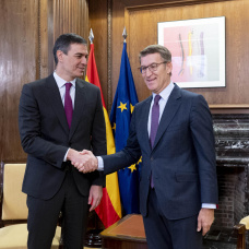 El presidente del Gobierno, Pedro Sánchez, y el líder del PP, Alberto Núñez Feijóo durante su reunión de diciembre de 2023.