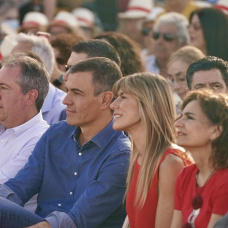 El presidente del Gobierno, Pedro Sánchez, junto a su mujer, Begoña Gómez.