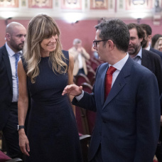 El ministro Félix Bolaños conversa con Begoña Gómez en un acto en Madrid.