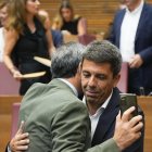 El vicepresidente primero y conseller de Cultura y Deporte, Vicente Barrera (i) y el presidente de la Generalitat Valenciana y presidente del PPCV, Carlos Mazón (d)