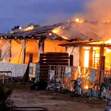 Dos bomberos atacando el fuego del chiringuito de El Palmar calcinado tras el incendio.
CONSORCIO DE BOMBEROS
22/7/2024