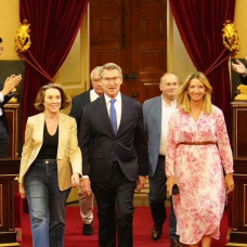 Núñez Feijóo rodeado de sus parlamentarios en el Senado