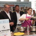 Toni Pérez, junto a Carlos Mazón, durante un showcooking