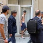 La fotografía viral de Puigdemont cuando se cruza con el 'profesor de sado'