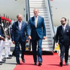 El Rey Felipe VI y el embajador de España en la República Dominicana, Antonio Pérez-Hernández a su llegada al Aeropuerto Internacional Las Américas.