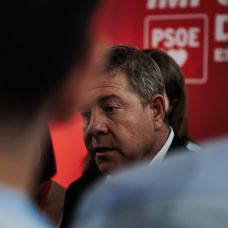 El presidente de Castilla-La Mancha, Emiliano García-Page, a su salida de la reunión del Comité Federal del PSOE, en la sede federal del PSOE.