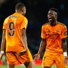 Kylian Mbappé y Vinicius celebran el gol del francés.