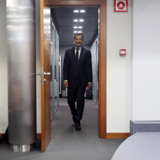 El presidente de la Junta de Andalucía, Juanma Moreno Bonilla, a su llegada al Palacio de La Moncloa en 2022.