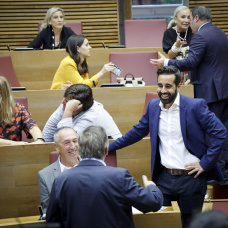 Los síndics de PSPV, José Muñoz, y Compromís, Joan Baldoví, hablan con el conseller de Educación, José Antonio Rovira.