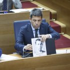 El 'president' Carlos Mazón instala en su escaño una fotografía de Miguel Hernández / Imagen de archivo
