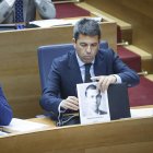 El 'president' Carlos Mazón instala en su escaño una fotografía de Miguel Hernández / Imagen de archivo