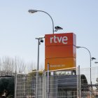Logotipo de Radio Televisión Española en la sede de Prado del Rey