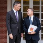 El presidente del Gobierno, Pedro Sánchez, junto a Emiliano García-Page