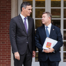 El presidente del Gobierno, Pedro Sánchez, junto a Emiliano García-Page