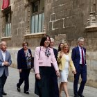 La ministra Diana Morant acompañada de representantes del PSPV en el Gobierno