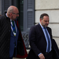 José Luis Ábalos y Koldo García Izaguirre llegando al Congreso el 7 de enero de 2020.