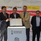 El alcalde de Alicante, Luis Barcala, el 'president' de la Generalitat, Carlos Mazón, y el conseller de Infraestructuras, Vicente Martínez Mus, durante la firma del acta de replanteo de las obras de la futura Estación Central del Tram en Alicante.

REMITIDA / HANDOUT por GVA
Fotografía remitida a medios de comunicación exclusivamente para ilustrar la noticia a la que hace referencia la imagen, y citando la procedencia de la imagen en la firma
25/10/2024