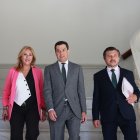 El presidente de la Junta de Andalucía, Juanma Moreno, con la consejera de Economía, Carolina España, y el portavoz del grupo parlamentario PP-A.